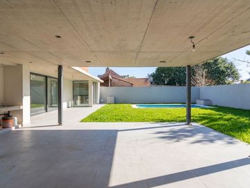 CASA EN VENTA CASTELAR NORTE. CON PILETA Y JARDIN