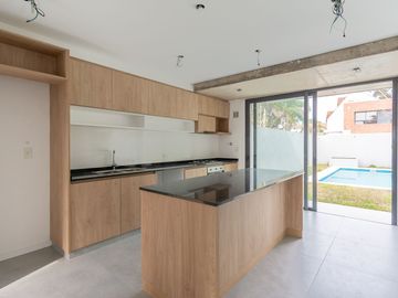 CASA EN VENTA CASTELAR NORTE. CON PILETA Y JARDIN