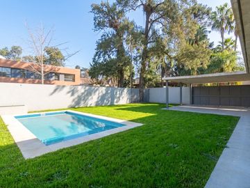 CASA EN VENTA CASTELAR NORTE. CON PILETA Y JARDIN