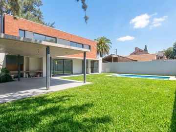 CASA EN VENTA CASTELAR NORTE. CON PILETA Y JARDIN