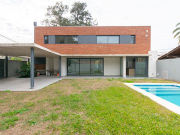 CASA EN VENTA CASTELAR NORTE. CON PILETA Y JARDIN