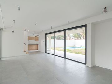 CASA EN VENTA CASTELAR NORTE. CON PILETA Y JARDIN