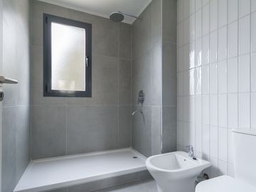 CASA EN VENTA CASTELAR NORTE. CON PILETA Y JARDIN
