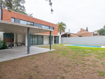 CASA EN VENTA CASTELAR NORTE. CON PILETA Y JARDIN