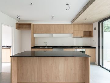 CASA EN VENTA CASTELAR NORTE. CON PILETA Y JARDIN