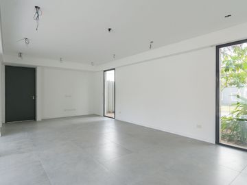 CASA EN VENTA CASTELAR NORTE. CON PILETA Y JARDIN