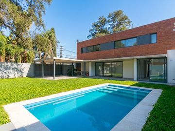 CASA EN VENTA CASTELAR NORTE. CON PILETA Y JARDIN