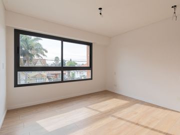 CASA EN VENTA CASTELAR NORTE. CON PILETA Y JARDIN
