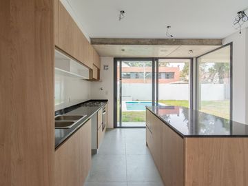 CASA EN VENTA CASTELAR NORTE. CON PILETA Y JARDIN