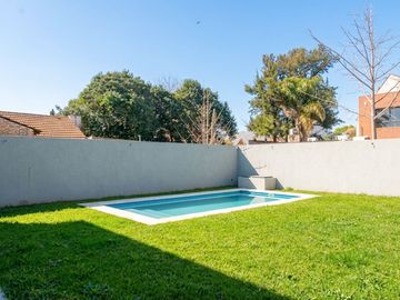 CASA EN VENTA CASTELAR NORTE. CON PILETA Y JARDIN