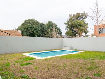 CASA EN VENTA CASTELAR NORTE. CON PILETA Y JARDIN