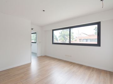CASA EN VENTA CASTELAR NORTE. CON PILETA Y JARDIN
