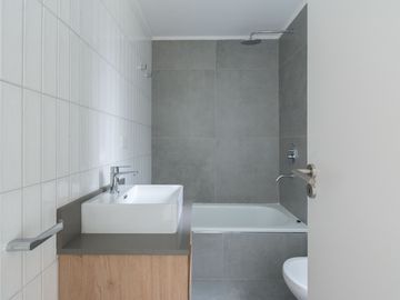 CASA EN VENTA CASTELAR NORTE. CON PILETA Y JARDIN