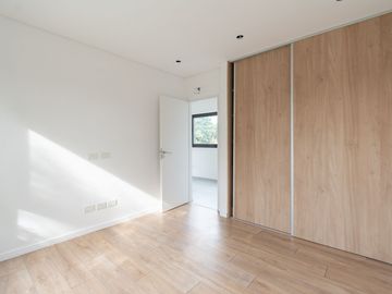 CASA EN VENTA CASTELAR NORTE. CON PILETA Y JARDIN