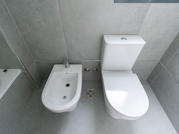 CASA EN VENTA CASTELAR NORTE. CON PILETA Y JARDIN