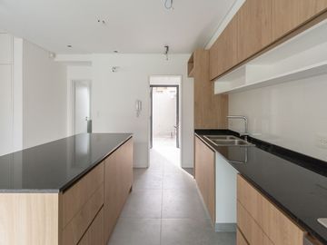 CASA EN VENTA CASTELAR NORTE. CON PILETA Y JARDIN
