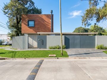 CASA EN VENTA CASTELAR NORTE. CON PILETA Y JARDIN
