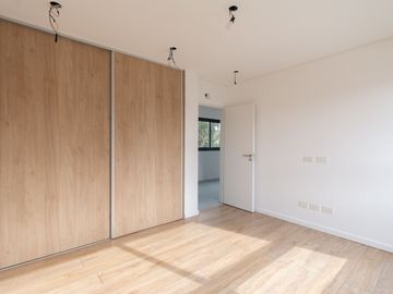 CASA EN VENTA CASTELAR NORTE. CON PILETA Y JARDIN