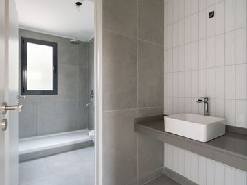 CASA EN VENTA CASTELAR NORTE. CON PILETA Y JARDIN