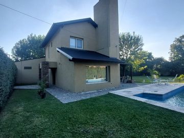 VENTA O PERMUTA CASA CON PILETA PILAR LA LONJA