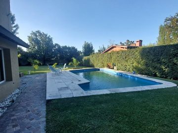 VENTA O PERMUTA CASA CON PILETA PILAR LA LONJA