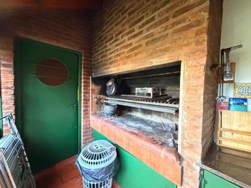 Casa en ALQUILER CON MUEBLES sobre doble lote central en CC Larena