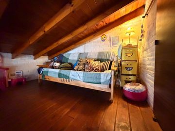 Casa en ALQUILER CON MUEBLES sobre doble lote central en CC Larena