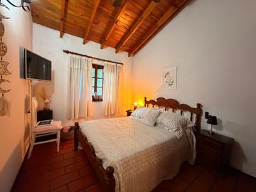 Casa en ALQUILER CON MUEBLES sobre doble lote central en CC Larena