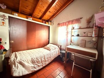 Casa en ALQUILER CON MUEBLES sobre doble lote central en CC Larena