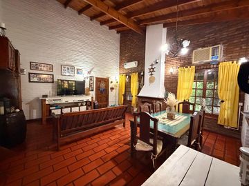 Casa en ALQUILER CON MUEBLES sobre doble lote central en CC Larena