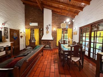 Casa en ALQUILER CON MUEBLES sobre doble lote central en CC Larena