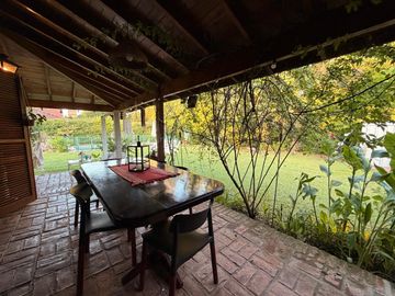 Casa en ALQUILER CON MUEBLES sobre doble lote central en CC Larena