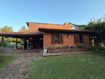 Casa en ALQUILER CON MUEBLES sobre doble lote central en CC Larena