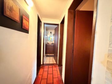 Casa en ALQUILER CON MUEBLES sobre doble lote central en CC Larena