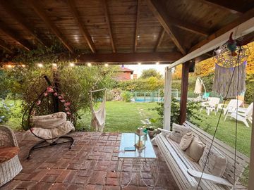 Casa en ALQUILER CON MUEBLES sobre doble lote central en CC Larena