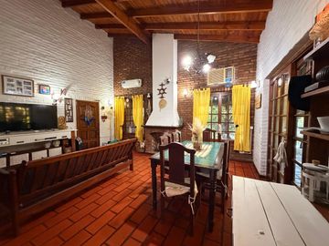 Casa en ALQUILER CON MUEBLES sobre doble lote central en CC Larena