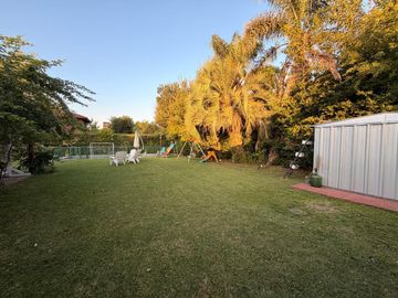 Casa en ALQUILER CON MUEBLES sobre doble lote central en CC Larena