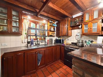 Casa en ALQUILER CON MUEBLES sobre doble lote central en CC Larena