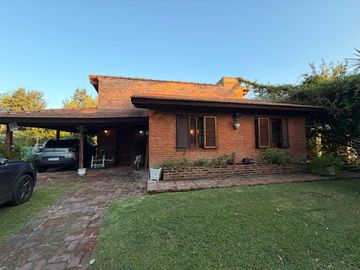 Casa en ALQUILER CON MUEBLES sobre doble lote central en CC Larena