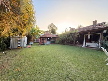 Casa en ALQUILER CON MUEBLES sobre doble lote central en CC Larena
