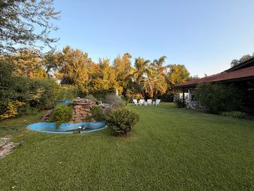 Casa en ALQUILER CON MUEBLES sobre doble lote central en CC Larena