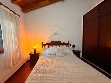 Casa en ALQUILER CON MUEBLES sobre doble lote central en CC Larena