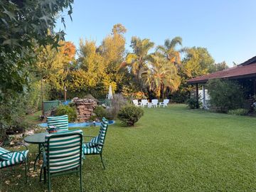 Casa en ALQUILER CON MUEBLES sobre doble lote central en CC Larena