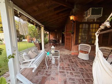 Casa en ALQUILER CON MUEBLES sobre doble lote central en CC Larena