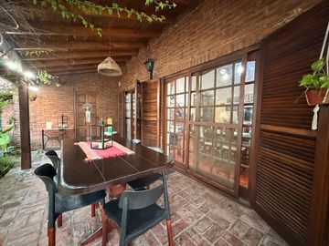 Casa en ALQUILER CON MUEBLES sobre doble lote central en CC Larena