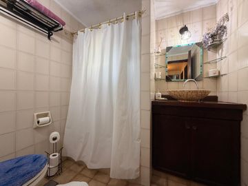 Casa en ALQUILER CON MUEBLES sobre doble lote central en CC Larena