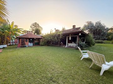 Casa en ALQUILER CON MUEBLES sobre doble lote central en CC Larena