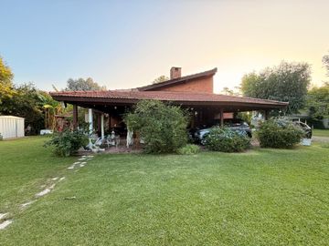Casa en ALQUILER CON MUEBLES sobre doble lote central en CC Larena