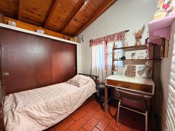 Casa en ALQUILER CON MUEBLES sobre doble lote central en CC Larena