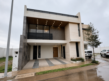 CASA CON CHIMENEA Y ROOF EN SAN ÁNGEL IV - $6.4 MDP